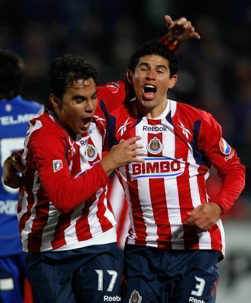 Omar Bravo y Jonny Magallón, artífices de la hazaña rojiblanca, celebran el pase de su equipo a la gran final del torneo continental más añejo. (AP)
