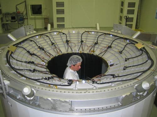 Universo. Fotografía cedida del espectrómetro magnético Alpha (AMS-02), el cual será instalado en 2011 en la EEI. EFE