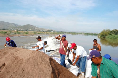 De última hora. Trabajadores reforzaban ayer el bordo de la represa de San Fernando. Corriente. Ayer ya se pudo observar al río Nazas correr por su cauce en la zona conurbada de la región. EL SIGLO DE TORREÓN / PRIMITIVO GONZÁLEZ