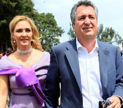 El propietario y presidente del equipo de futbol Guadalajara, Jorge Vergara, se convirtió hoy en padre, luego que su esposa Angélica Fuentes dio hoy a luz a su hija, a quien llamarán Valentina.