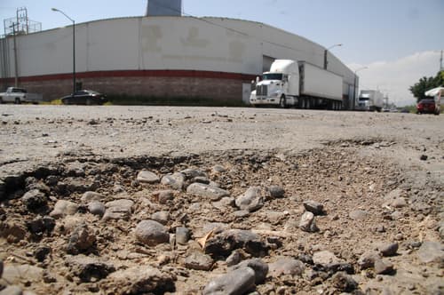 Destruido. El Parque Industrial Oriente muestra calles y avenidas con su pavimento destruido por el tránsito de pesados camiones de carga.