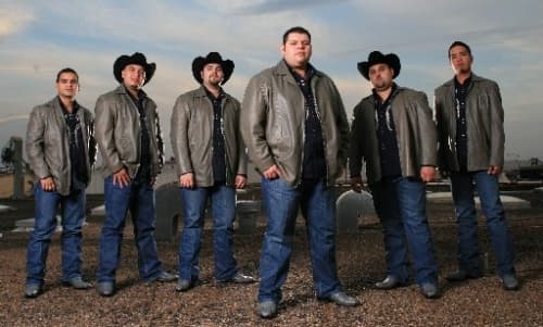 Óscar Treviño, vocalista y líder del grupo Duelo, se sometió a una gastroplastía para reducir los más de 150 kilos que pesaba y le estaban causando problemas de salud y laborales.
