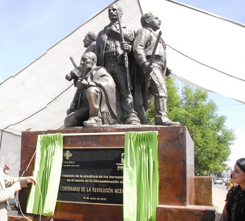Ubicación. El monumento de los Hermanos Arrieta, sobre el bulevar Domingo Arrieta, después de que fue restaurado por el escultor Guillermo Salazar González. JOSÉ JUAN TORRES QUINTANAR