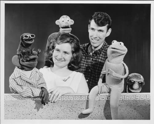 La viuda de Henson, Jane, entregó al museo la primera versión de René y otras nueve marionetas que protagonizaron entre 1955 y 1961 el programa 'Sam and Friends', un espacio musical de apenas cinco minutos de duración.