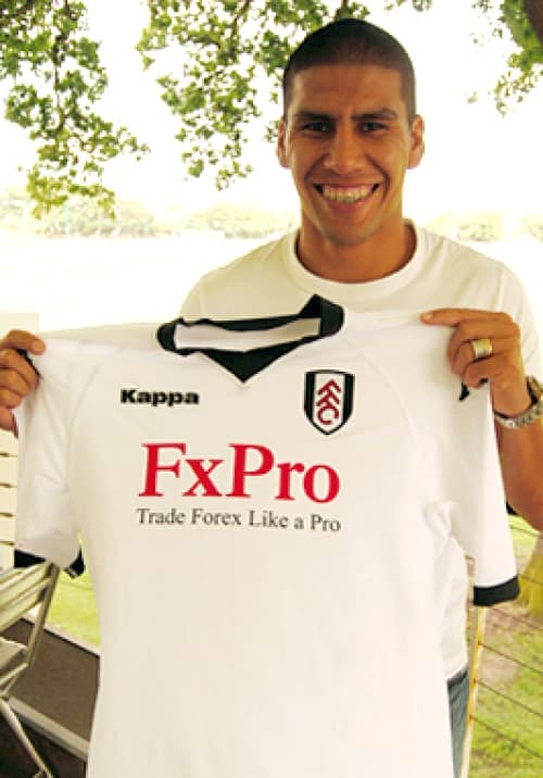 El defensa mexicano Carlos Salcido, ya despejó dudas sobre su futuro y este día llegó a un acuerdo para militar con el Fulham, de la Liga Premier de Inglaterra, por los próximos tres años. (Foto tomada del Fulham)