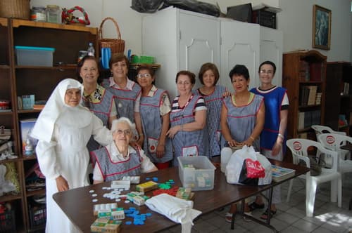 AMIGOS. Los abuelos de la casa hogar comparten sus historias en las diferentes áreas de descanso. EL SIGLO DE TORREÓN / YOLANDA ALONSO