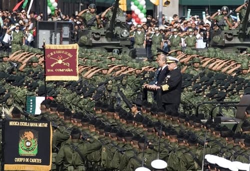 Ejércitos. Cada nación, de acuerdo con fuentes del Ejército, contempla entre 30 y 100 efectivos de sus Fuerzas Armadas, así como una escolta con bandera. EFE
