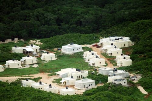 Refugio. Un grupo de italianos asentados en México, construye 'Las Águilas' una miniciudad ubicada en 816 hectáreas de selva baja, montes y pequeños cerros; una de las características de dicho núcleo habitacional es que se construye a base de materiales resistentes a fin de enfrentar tiempos difíciles y muchos inconvenientes climatológicos. Subsistencia. En la propiedad de los italianos se observa cultivos típicos y regionales, ya que se asegura, los extranjeros buscan tener los medios alimenticios para la subsistencia en la miniciudad.