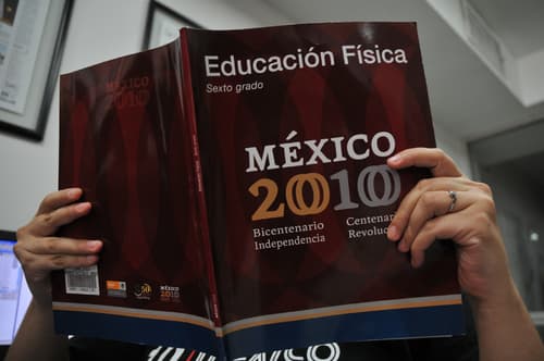 Libro. Los alumnos de sexto grado llevan una nueva materia: Educación Física. EL SIGLO DE TORREÓN / SERGIO REYES