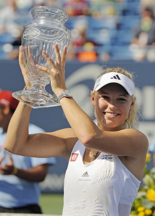 Caroline Wozniacki levanta el trofeo de campeona. (AP)
