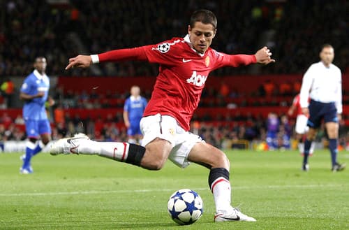 Javier Hernández debutó con el Manchester United en la Liga de Campeones de Europa, aunque poco pudo hacer por su equipo. (AP)