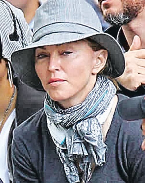 El tiempo no deja huellas. El rostro de Madonna está lisito, lisito.