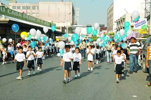 Orgullosos. El lunes pasado los niños y maestros de la Centenario participaron en un desfile para festejar a la escuela.