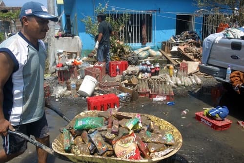 Regresan. Vecinos de la colonia Paso Colorado, realizan labores de limpieza en sus hogares y rescatan enseres que puedan utilizar después de las inundaciones que dejó el paso del huracán 'Karl' por este estado.