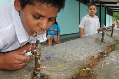 Ante el problema de los altos niveles de arsénico en el agua potable, la respuesta de las autoridades del Sistema Municipal de Aguas y Saneamiento (Simas) ha sido endosar a consumidores el costo de la remediación.