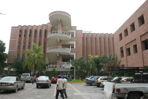 Opción. El taller de cerámica presta servicios a personas externas a la institución.
