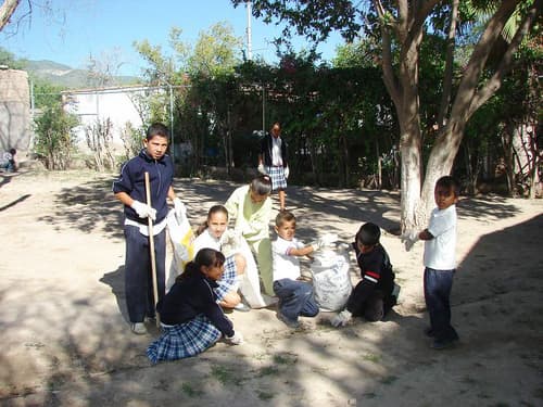 Participan. Estudiantes de Lerdo son incorporados a las tareas de limpieza dentro del Programa 'A Limpiar el Mundo'. EL SIGLO DE TORREÓN EL SIGLO DE TORREÓN