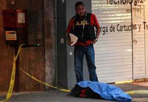 Violencia. Una joven de 17 años, falleció ayer en una balacera en el centro de Monterrey.