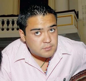El diputado priísta Cristian Vargas se enfrentó a los guardias de seguridad y en el altercado rompió los vidrios de un acceso a la Asamblea Legislativa. (Archivo)