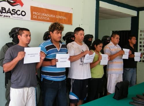 Presentan a 6 presuntos homicidas de la familia del marino Melquisedec Angulo Córdova.