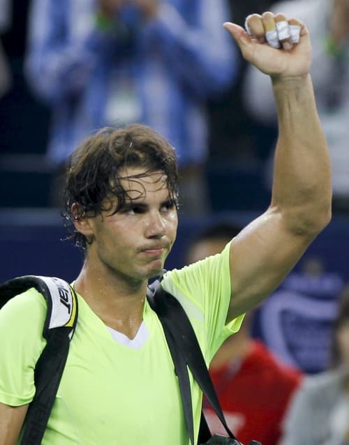 Rafael Nadal saluda al público tras perder frente al austriaco Melzer. Eliminan a Rafa Nadal del Masters en Shanghai