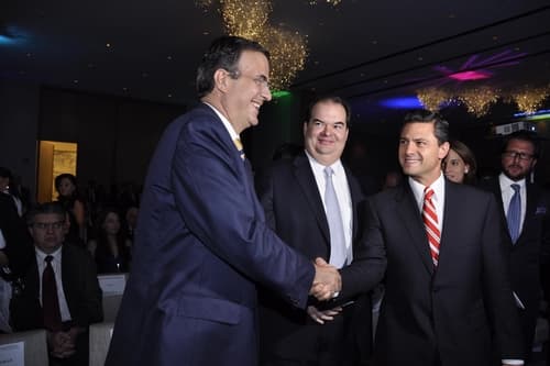 Bromas. Marcelo Ebrard y Enrique Peña Nieto se dan la mano y bromean en acto de la Industria de la Radio del Valle de México.