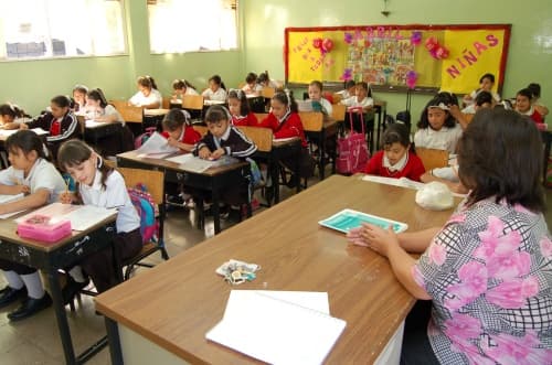 El secretario de Educación Pública, Alonso Lujambio, señala que ahora los profesores asumen responsabilidades que antes tenía la familia. (Archivo)