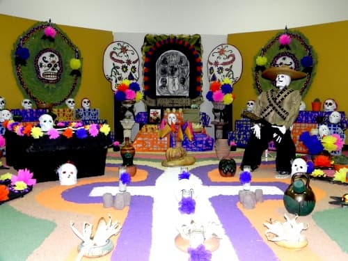 ¿Qué se debe colocar en el tradicional altar de muertos?