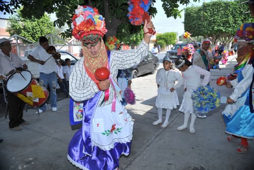 Danza de la pluma. Un grupo de danzantes baila al son del tambor frente al altar de San Judas Tadeo.