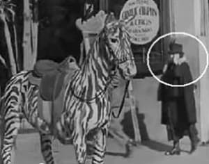 Un cineasta descubrió a una mujer que, adelantándose a su tiempo, hablaba a través de un dispositivo en la película El Circo. La polémica no se ha hecho esperar: era un radio portátil, se dice.
