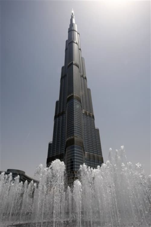 Cruise fue visto atado a un cable cerca del tope del rascacielos Burj Khalifa. (AP)