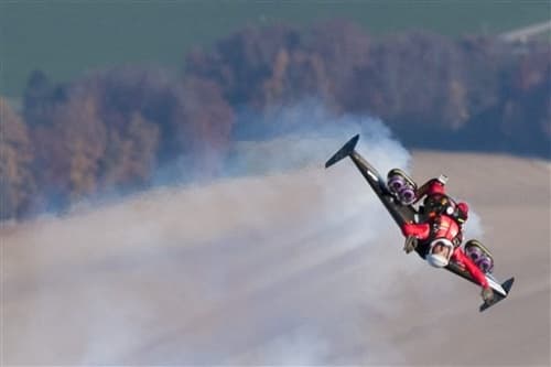 Tras lanzarse de un globo aerostático, el suizo Yves Rossy realizó dos giros en el aire con un ala propulsada por motores fijada a su espalda. (AP)