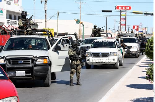 Balaceras. Soldados vigilan una calle de Matamoros tras un enfrentamiento. Ezequiel Cárdenas (cuadro) murió en una de las balaceras.