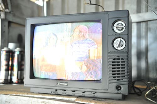 Reliquias del siglo XX. Cada vez es más extraño encontrar un televisor de cinescopio y perilla de canales.