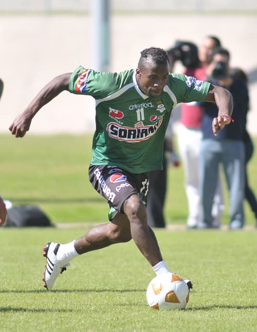 Después de haber obtenido el cetro de romperredes, 'Chucho' Benítez ya se prepara para seguir anotando ahora en la liguilla. (Archivo)