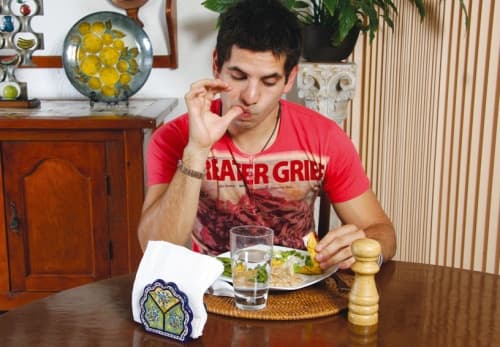 Comportarte correctamente mientras estás sentado a la mesa es muy fácil. Se trata de seguir una serie de consejos acerca de las cosas que conviene hacer y aquellas que es básico evitar.