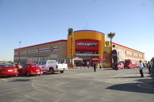Van por más. Ayer fue abierta al público la quinta tienda Alsuper en esta ciudad y la número 45 a nivel nacional. Los directivos prometieron que seguirán creciendo en La Laguna, con 2 tiendas más en 2011. EL SIGLO DE TORREÓN/ RAMÓN SOTOMAYOR