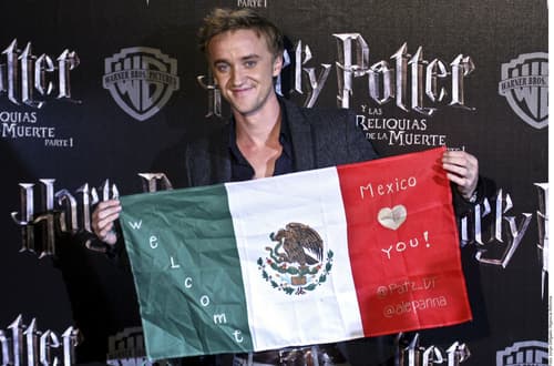 Feliz. El joven plasmó su firma en copias de la novela Harry Potter y Las Reliquias de la Muerte y posó con la bandera mexicana.