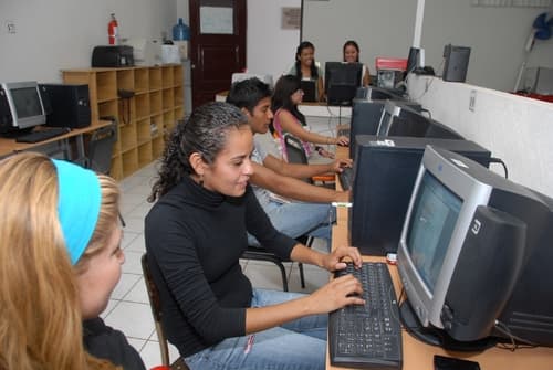 Analfabetismo. Al menos un 55 por ciento de los adultos del país enfrentan un analfabetismo tecnológico.