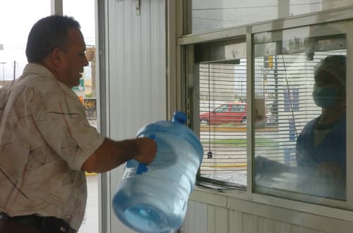 Control. Con los resultados que obtenga el Simas en la revisión a las 14 marcas de agua para beber embotellada que se venden en la ciudad, se hará el reporte a la Secretaría de Salud para que intervenga.