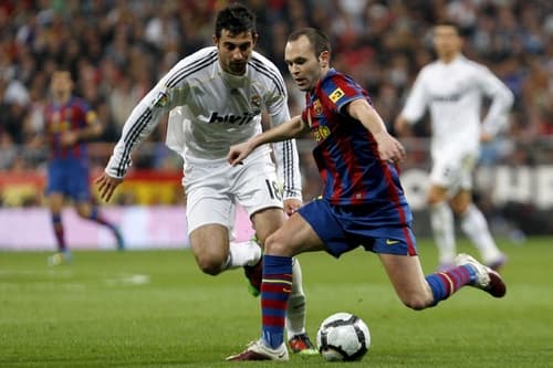 El ganador del Balón de Oro 2010 saldrá de la terna formada por Andrés Iniesta (Der.), Xavi Hernández y Lionel Messi. (EFE)