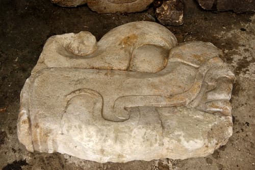 Zona. Esculturas con forma de cabeza de serpiente, que hace mil 500 años formaron parte del Juego de Pelota de Toniná, Chiapas. EL UNIVERSAL