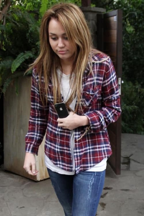 Captan a Miley drogándose