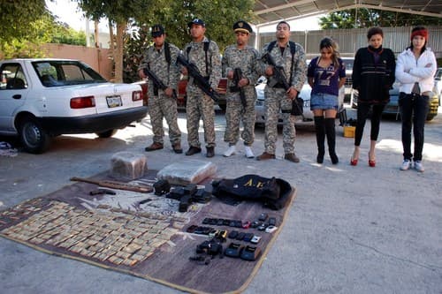 Elementos de la Séptima Zona Militar en Nuevo León detienen a Rogelio Chacha Quintero, alias “El Yeyo” presunto integrante de la delincuencia organizada, tras operativo realizado este lunes en la calle México, entre Tamaulipas y Yucatán, zona metropolitana de esta ciudad. En la acción se aseguraron también, a seis personas, armas, vehículos y droga. (El Universal)