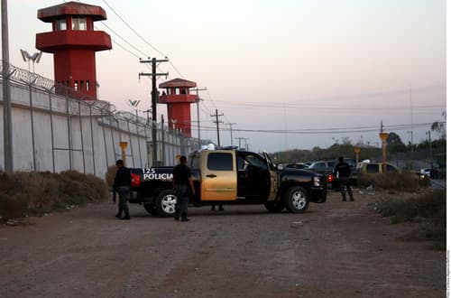 En su cara. Imágenes del Penal de Nuevo Laredo donde escaparon más de 150 reos sin que las autoridades se dieran cuenta.