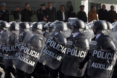Desfile. Manuel Mondragón y Kalb, secretario de SSP-DF; Marcelo Ebrard, jefe de gobierno capitalino, asistieron ayer por la mañana al magno desfile policial Bicentenario que organizó la Secretaría de Seguridad Publica del DF (SSP-DF) en el que participaron elementos de las distintas agrupaciones policiales.