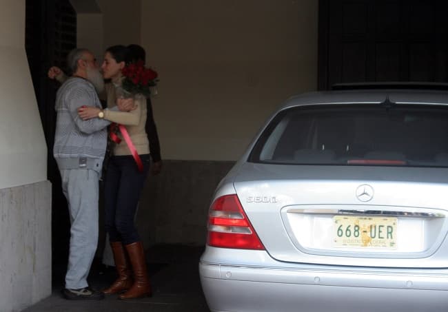 De regreso a casa. Diego Fernández de Cevallos es recibido por su esposa, luego de siete meses de cautiverio. Hoy, en la ciudad de México. (Notimex)