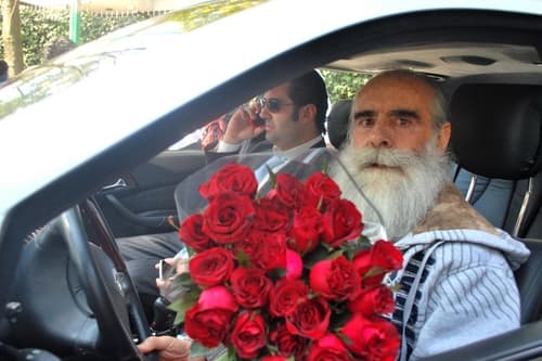 Romántico. Diego Fernández de Cevallos sale de su casa manejando un vehículo, para llevar flores a su esposa. EL UNIVERSAL