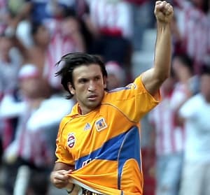 El técnico de los Potros, Miguel Herrera, confirmó,que ni el mexicano ni el chileno entran en sus planes para la próxima temporada. (Archivo)