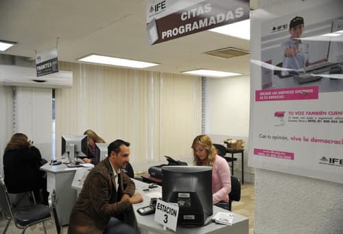 Trámite. En los módulos del IFE ya se observan las filas de ciudadanos que acuden a renovar su credencial. EL SIGLO DE TORREÓN / RAMÓN SOTOMAYOR